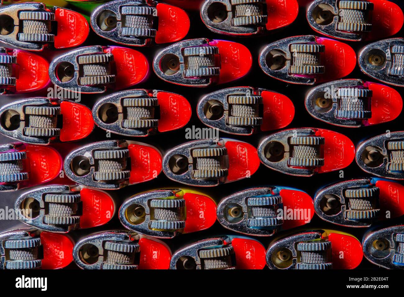 set di accendini fotografati con vari angoli, composizioni e set di luci Foto Stock