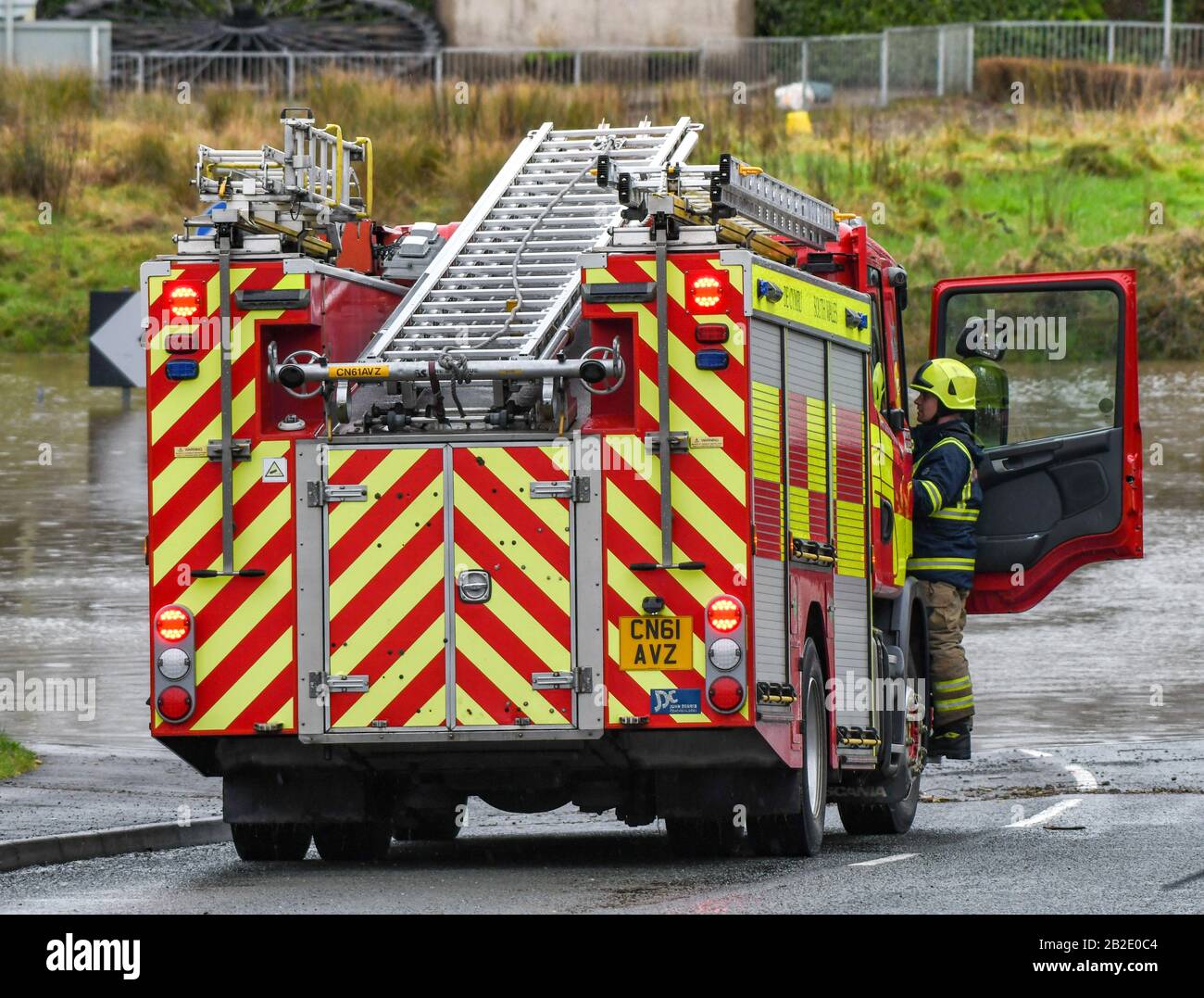 Nantgarw, NEI PRESSI DI CARDIFF, GALLES - FEBBRAIO 2020: Vigili del fuoco che salgono in cabina di una gara d'incendio chiamata ad aiutare le persone intrappolate dalle inondazioni a Nantgarw Foto Stock