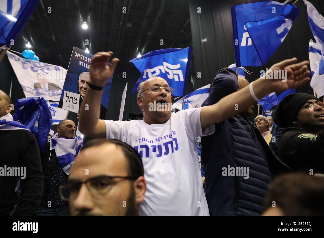 Tel Aviv, Israele. 02nd Mar, 2020. I sostenitori del partito Likud festeggiano dopo i sondaggi d'uscita delle elezioni parlamentari israeliane, presso la sede del partito. Il partito di Likud del primo ministro israeliano Benjamin Netanyahu ha vinto il maggior numero di seggi (36-37) nelle elezioni parlamentari, ma il suo blocco di destra e di partito religioso non ha maggioranza nel parlamento del paese a 120 posti, secondo i sondaggi d'uscita. Credit: Ilia Yefimovic/Dpa/Alamy Live News Foto Stock