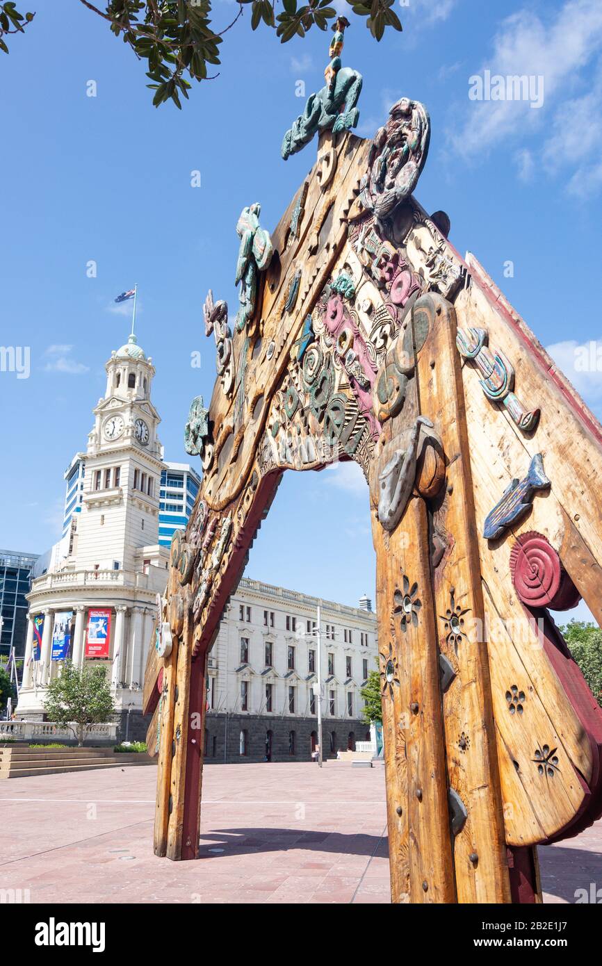 La Scultura Gateway (Waharoa) E Il Municipio Di Auckland, Aotea Square, Queen Street, City Centre, Auckland, Auckland Region, Nuova Zelanda Foto Stock