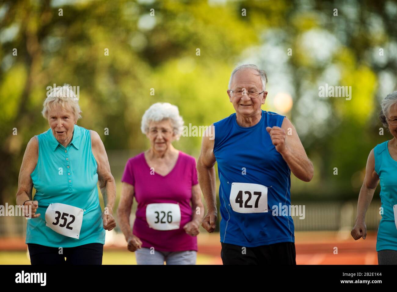 Un gruppo di Senior Running in una gara di atletica Foto Stock