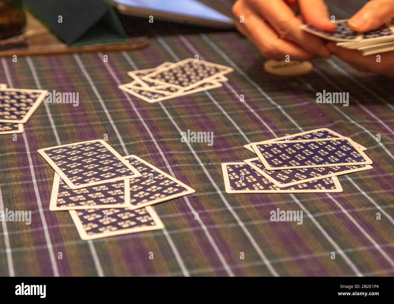 Gestire le carte da gioco su un tavolo. Foto Stock
