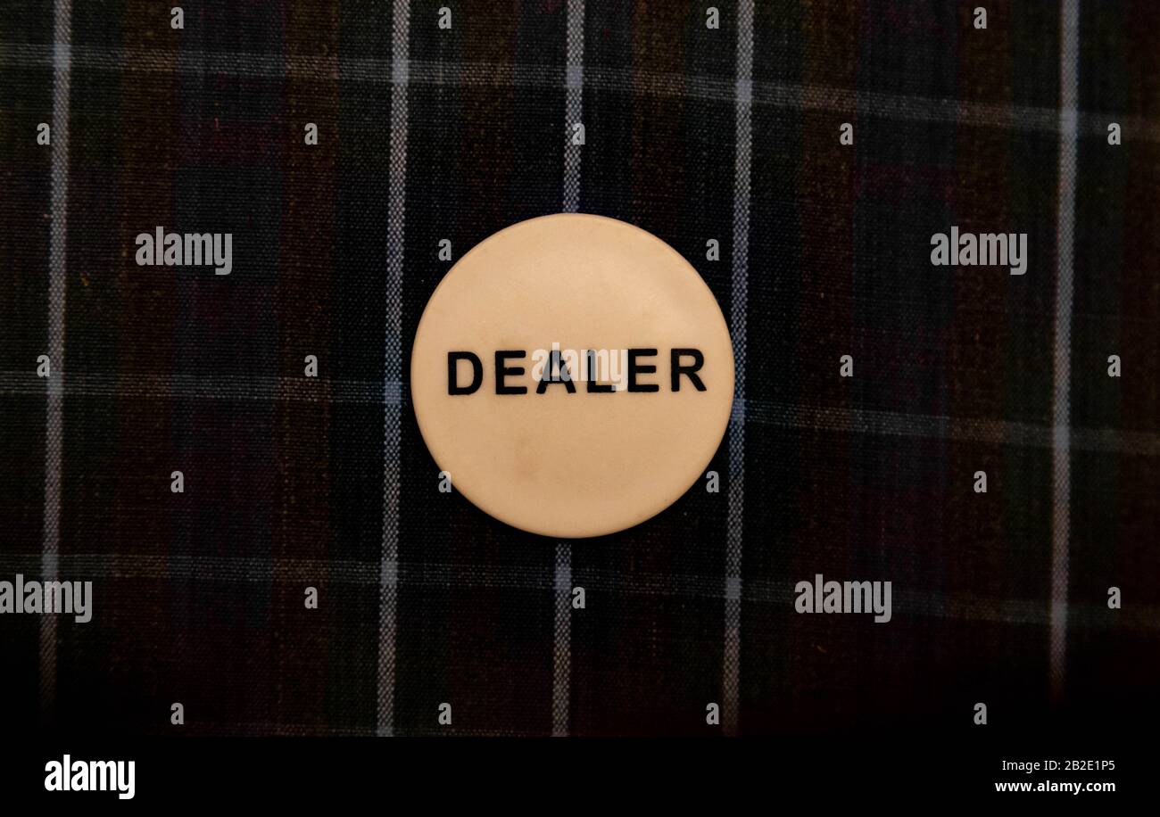 Un distintivo "Dealer" utilizzato in un gioco di carte. Foto Stock