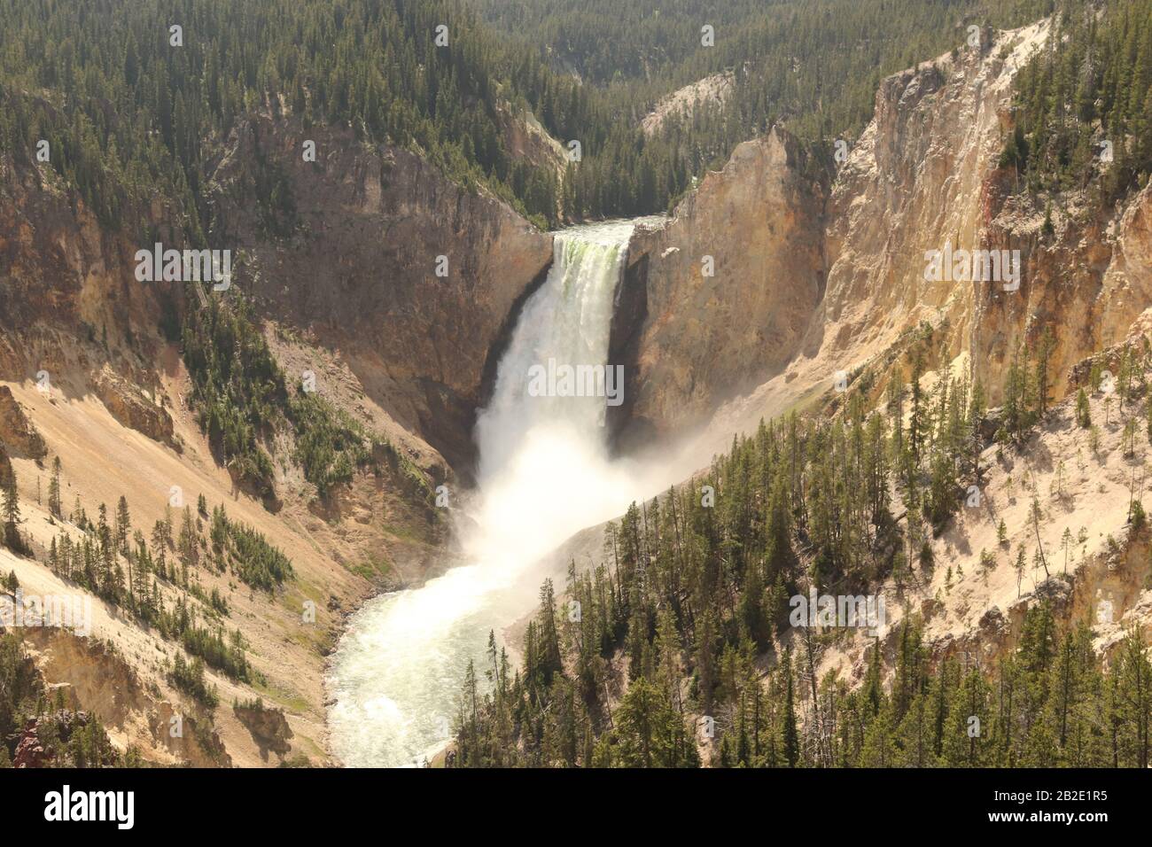 la grande cascata nel parco nazionale di yellowstone circondata da pietra Foto Stock