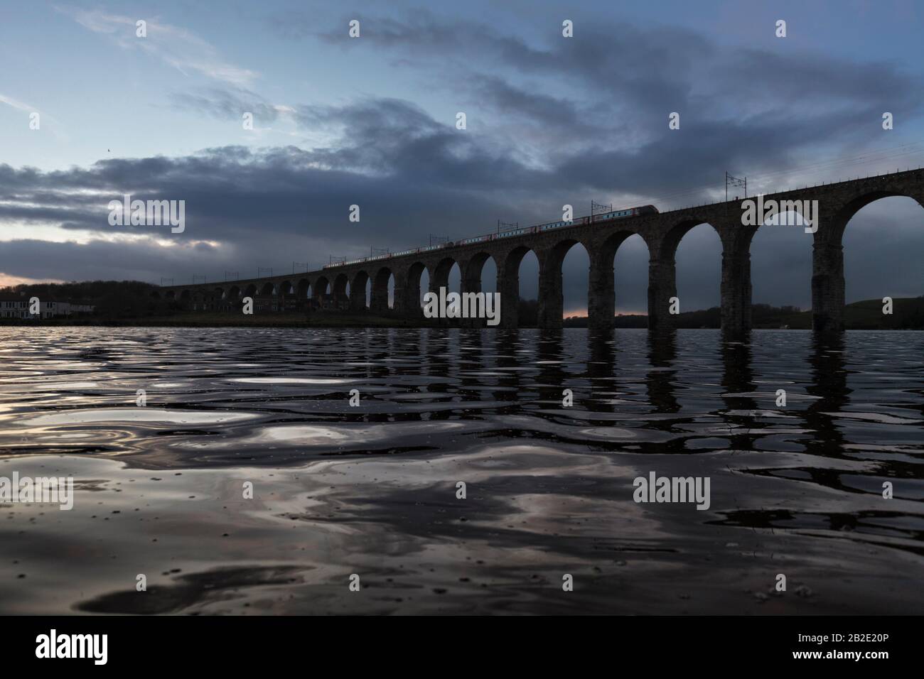 Un treno arriva Crosscountry classe 220 che attraversa il ponte di Confine reale (Berwick-Upon-Tweed, fiume Tweed) sulla linea principale della costa orientale al crepuscolo, Regno Unito Foto Stock