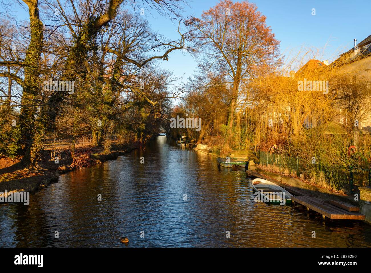 Scenario di riva e piccolo canale tra il lago Havel e il lago Heiliger a Potsdam, in Germania, durante il tramonto tra l'autunno e la stagione invernale. Foto Stock