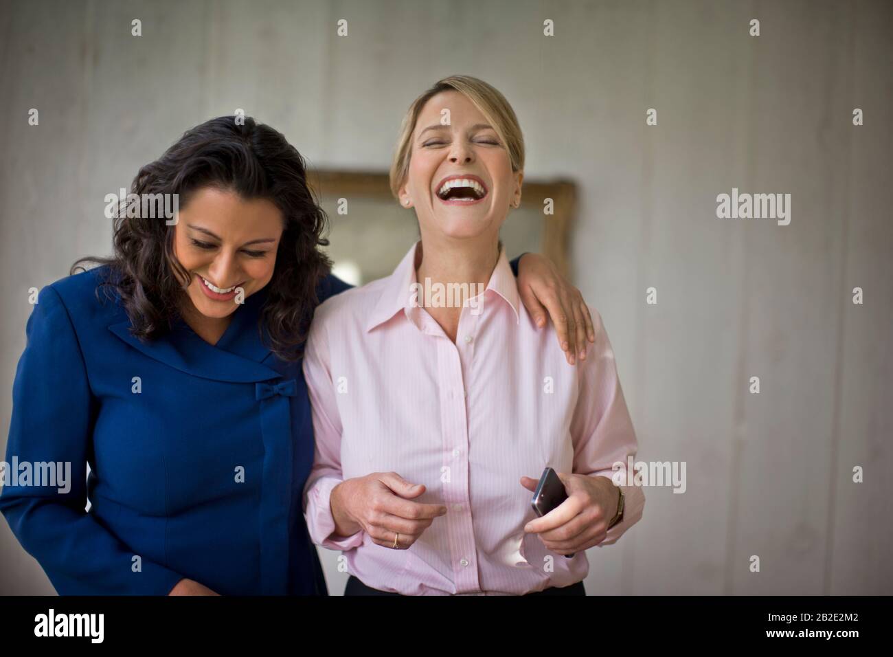 Due donne sorridenti e ridenti insieme Foto Stock