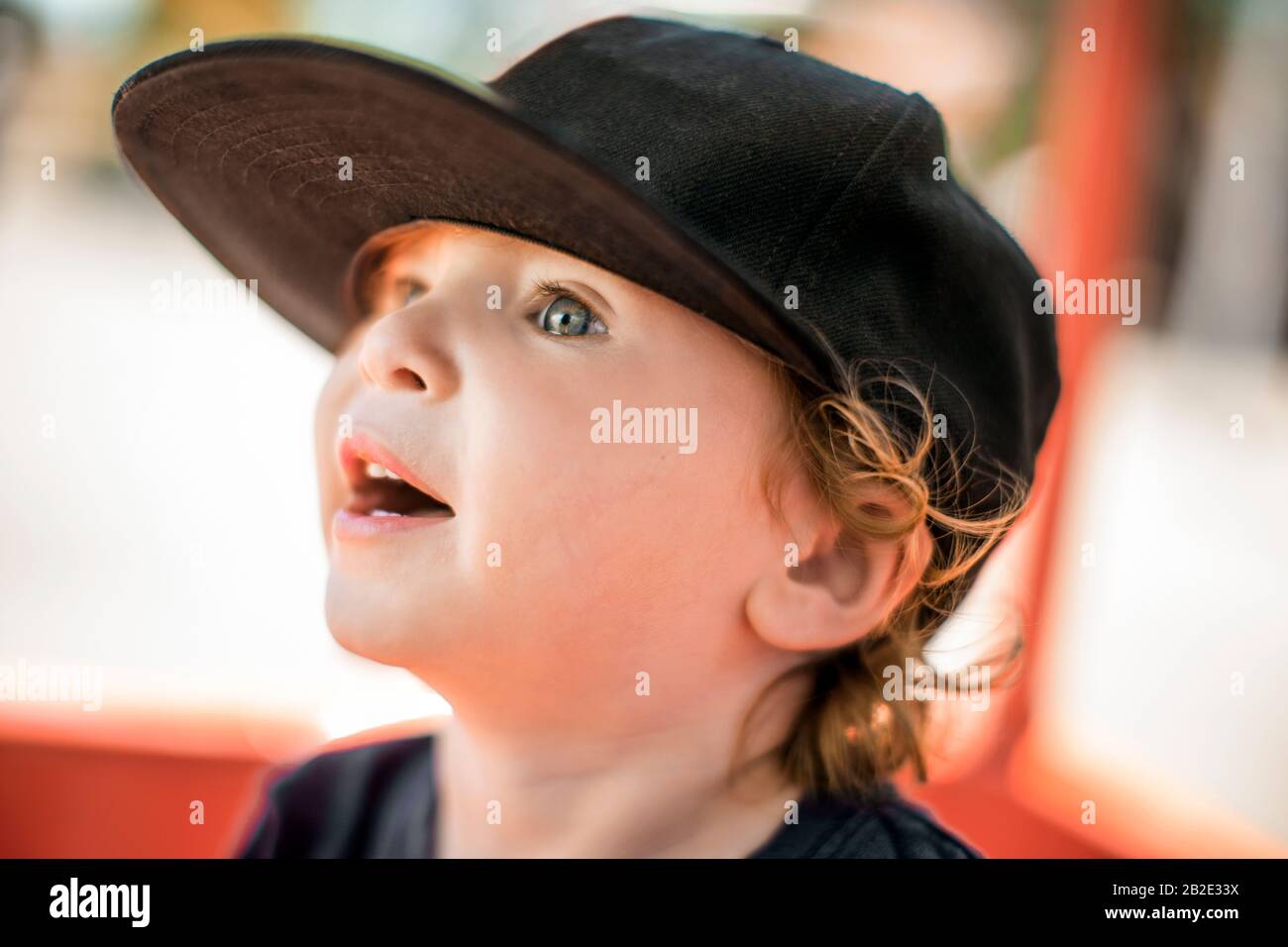 Ritratto di un ragazzo giovane che indossa un cappellino da baseball Foto Stock