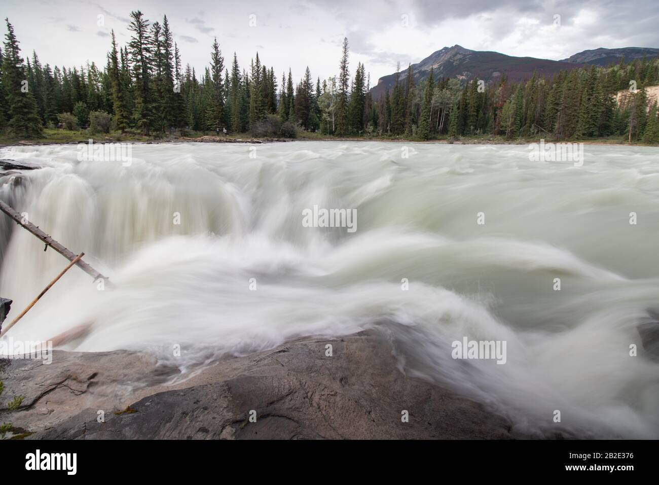 correnti d'acqua prima di fluire in una cascata che si affaccia sulle montagne Foto Stock