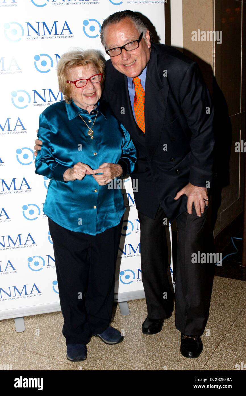 New York, NY, Stati Uniti. 23 Aprile, 2012. Dr. Ruth Westheimer, Errol Rappaport Al Gala Della National Meningitis Association 2012 Presso Il New York Athletic Club. Credito: Steve Mack/Alamy Foto Stock