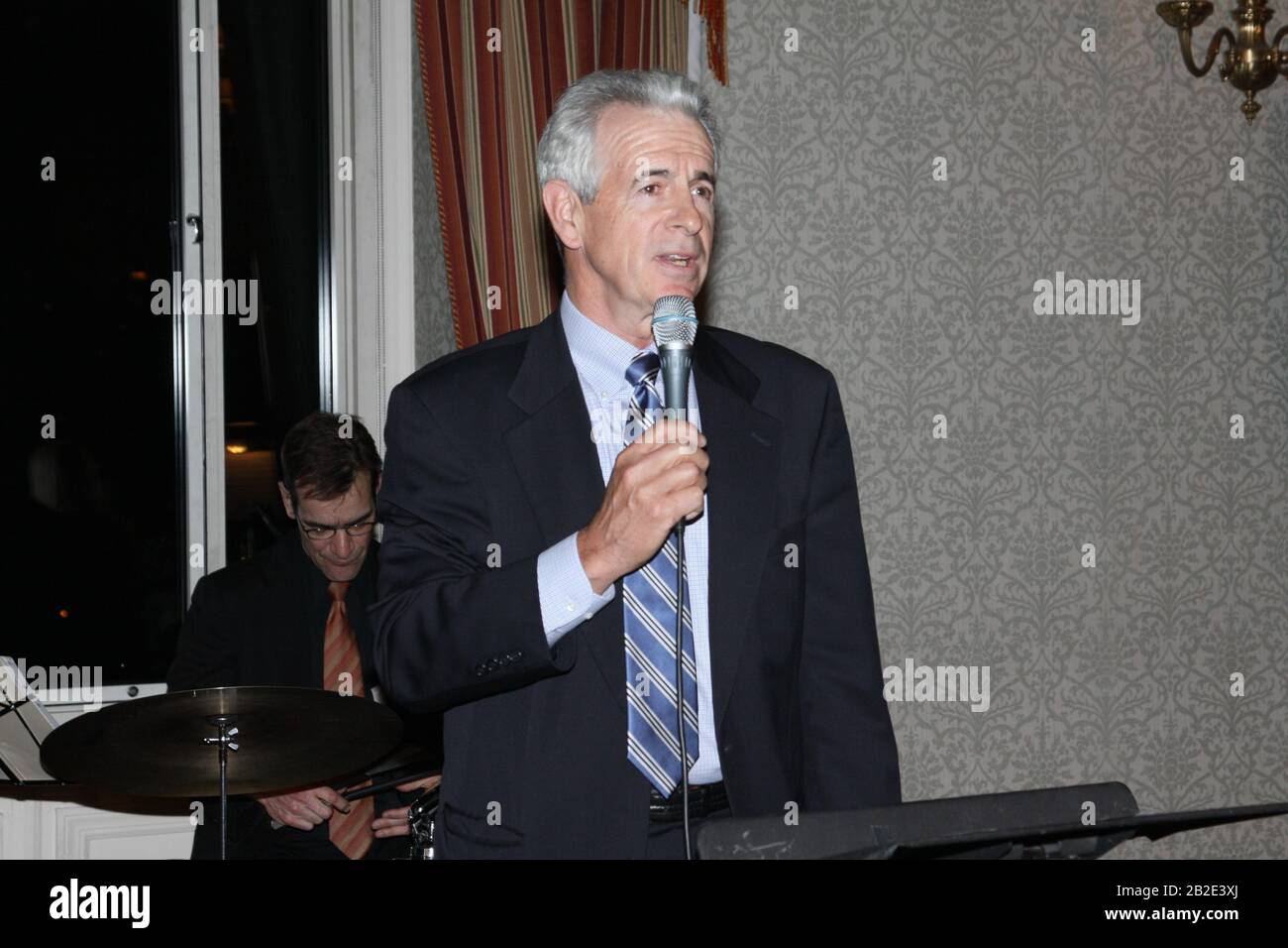 New York, NY, Stati Uniti. 23 Aprile, 2012. James Naughton al Gala della National Meningitis Association 2012 al New York Athletic Club. Credito: Steve Mack/Alamy Foto Stock