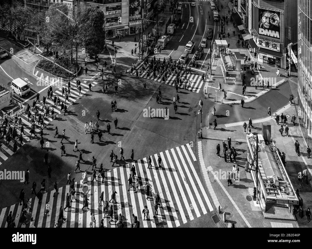 Una foto in bianco e nero del Shibuya Crossing, come visto dall'alto, a Tokyo. Foto Stock