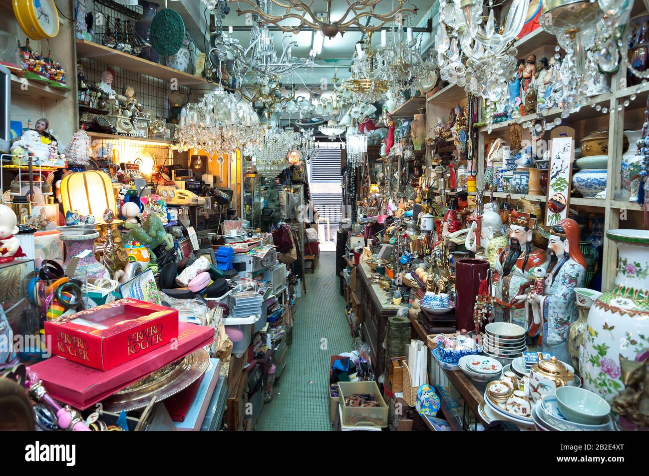 Negozio di articoli spazzatura all'Upper Lascar Row mercato antico, Sheung Wan, Hong Kong Foto Stock