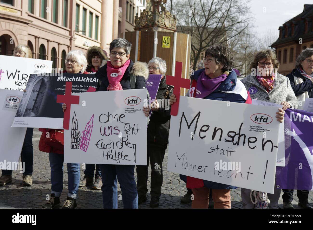 Magonza, Germania. 02nd Mar, 2020. I manifestanti dell'Associazione Cattolica delle Donne della Germania (kdf) hanno segni che leggono "Senza di noi manca la metà" e "umana invece dei diritti degli uomini". La sessione plenaria di primavera 2020 della Conferenza Episcopale tedesca si riunisce a Magonza. Il centro della riunione di questi anni è l'elezione di un nuovo presidente e una prima analisi del percorso sinodale avviato di recente. (Foto Di Michael Debets/Pacific Press) Credit: Pacific Press Agency/Alamy Live News Foto Stock