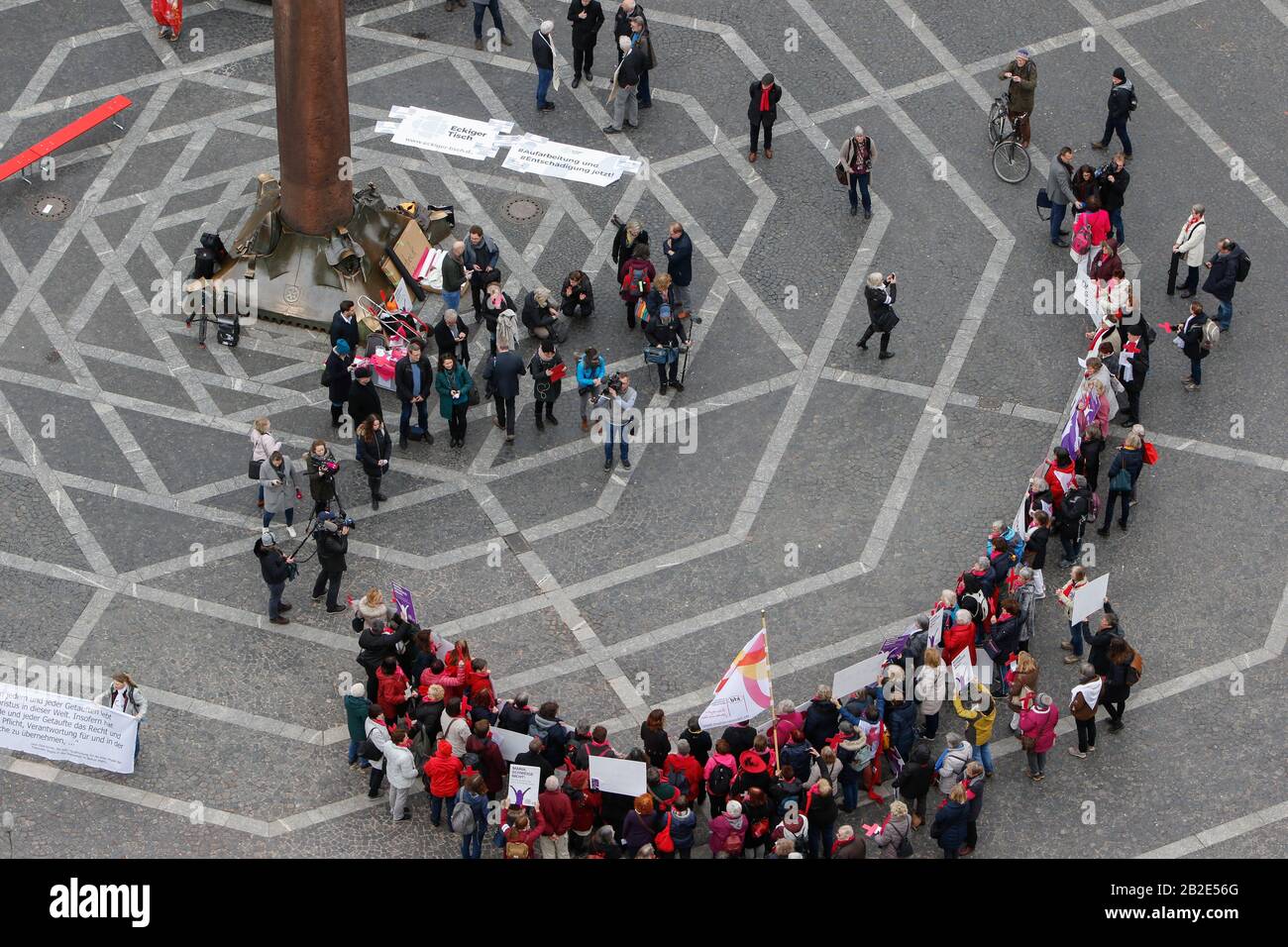 Magonza, Germania. 02nd Mar, 2020. I manifestanti dell'Associazione Cattolica delle Donne della Germania (kdf) protestano al di fuori della Cattedrale di Magonza per una migliore inclusione nella Chiesa Cattolica. La sessione plenaria di primavera 2020 della Conferenza Episcopale tedesca si riunisce a Magonza. Il centro della riunione di questi anni è l'elezione di un nuovo presidente e una prima analisi del percorso sinodale avviato di recente. (Foto Di Michael Debets/Pacific Press) Credit: Pacific Press Agency/Alamy Live News Foto Stock