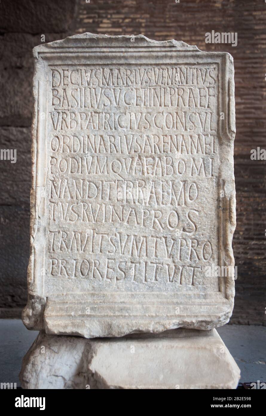 Antico tablet in marmo inciso con l'iscrizione Venantius all'interno del Colosseo di Roma Foto Stock