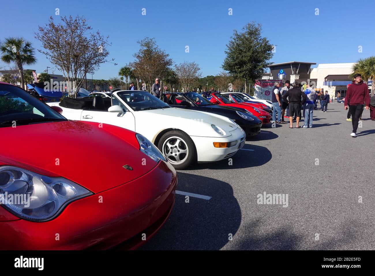 Orlando, FL/USA-3/1/20: Una fila di Porsches ad un'esposizione di automobile libera in un parcheggio del deposito al dettaglio. Foto Stock