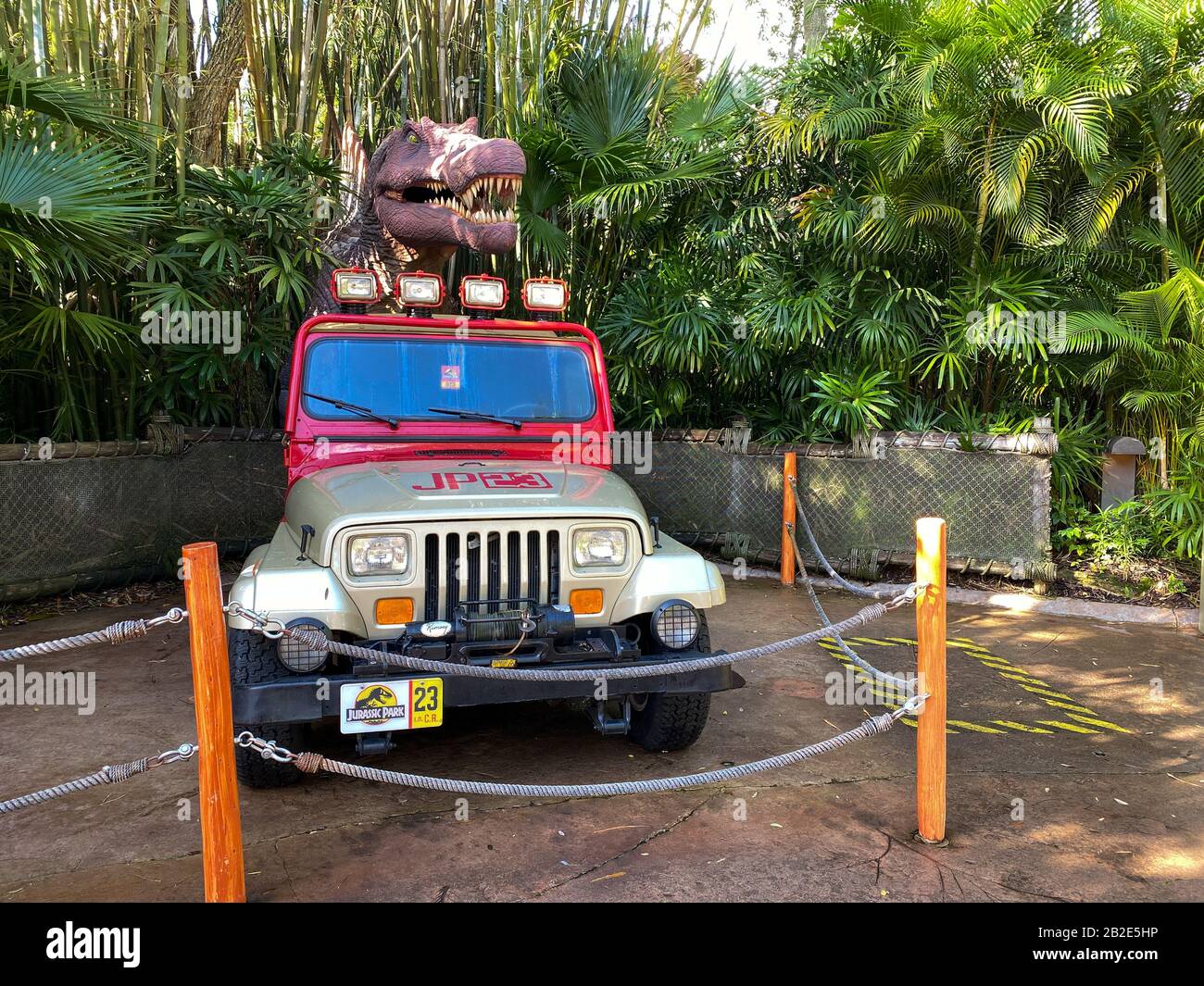 Orlando, FL/USA-2/17/20: Jeep Jurassic Park e Tyrannosaurus rex agli Universal Studios di Orlando, Florida. Foto Stock