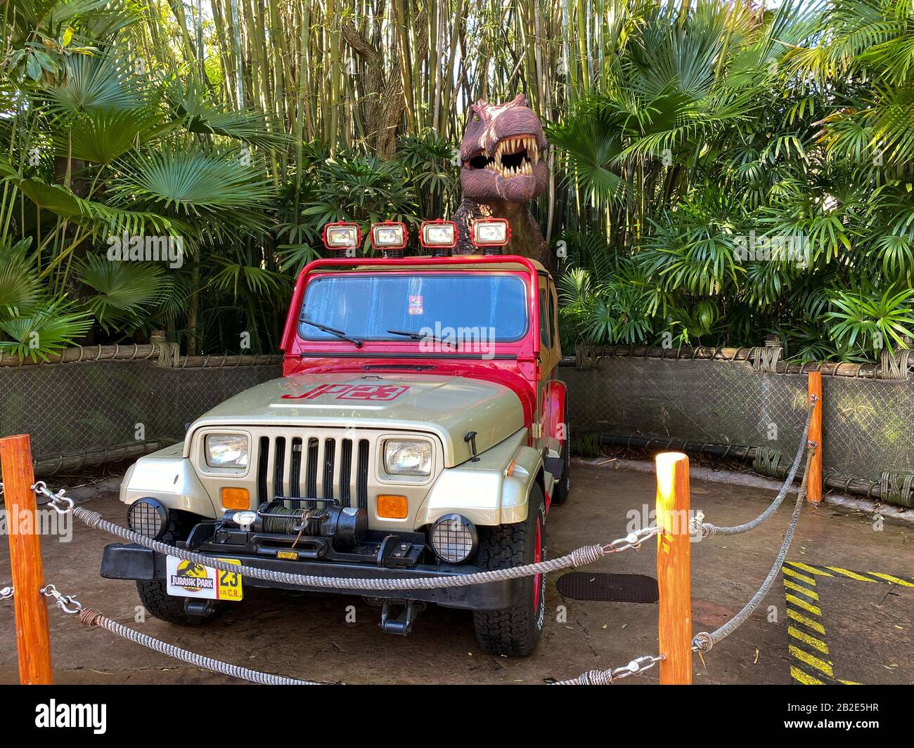 Orlando, FL/USA-2/17/20: Jeep Jurassic Park e Tyrannosaurus rex agli Universal Studios di Orlando, Florida. Foto Stock