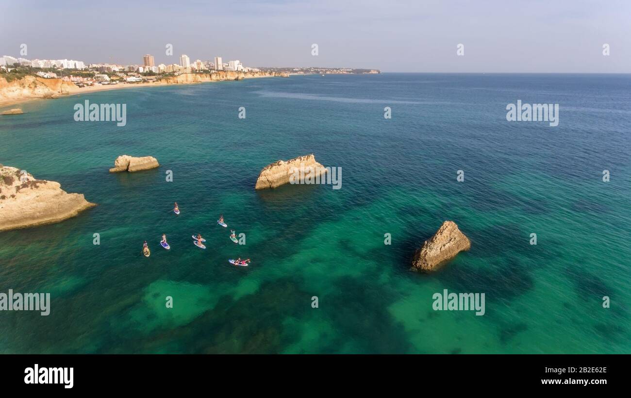 I giovani in una lezione pratica di surf, stare sulle tavole con gli arri. Portogallo Algarve Foto Stock