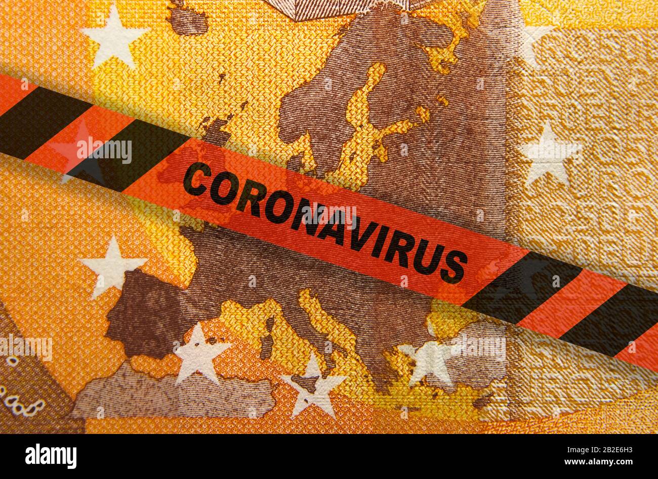 Quarantena del coronavirus in Europa. Concetto. Banconota da 50 euro con carta europea e nastro giallo. Economia e attività colpite da diffusione del virus corona. Foto Stock