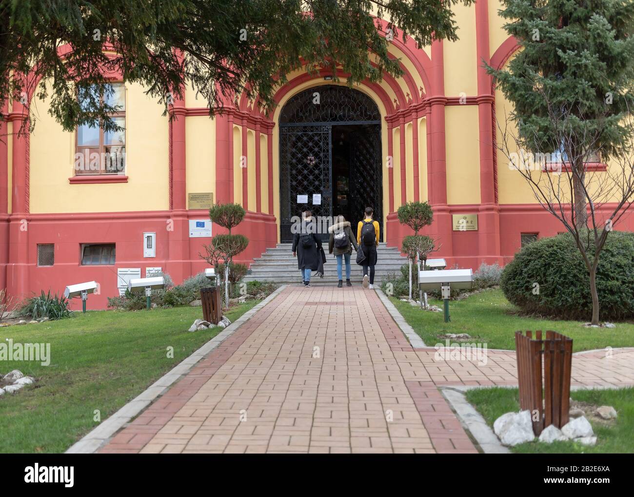 Serbia, 25 febbraio 2020: Ingresso alla Scuola superiore di Sremski Karlovci (Karlovačka gimnazija), una delle più antiche dei Balcani (1791) Foto Stock