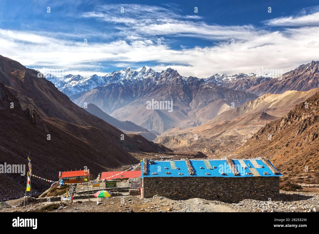 Muktinath Village Teahouse Building esterno Annapurna Circuit Trekking Trekking Trail Trekking Nepal Himalaya Mountain Peaks Aerial Landscape View Blue Skyline Foto Stock
