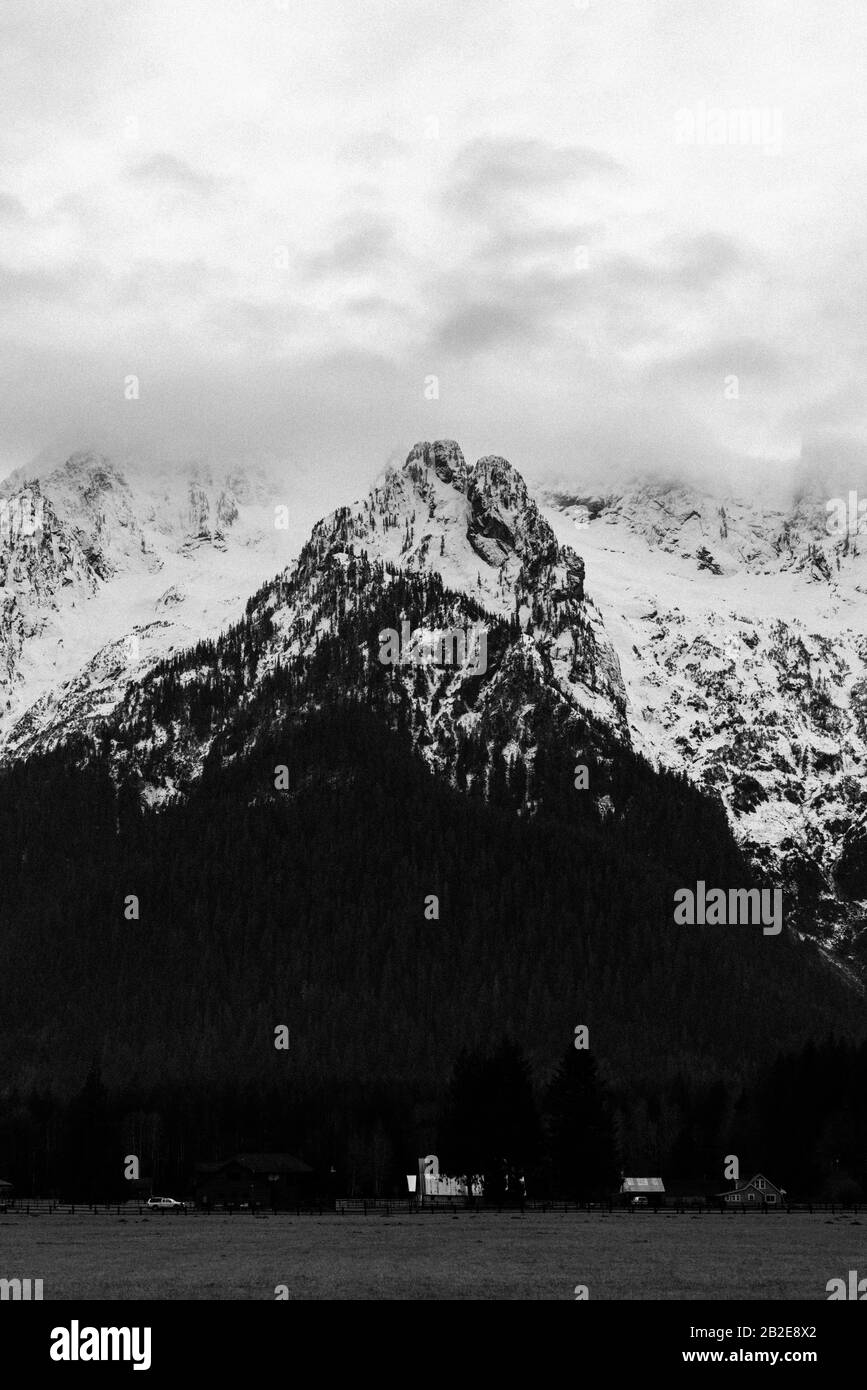 Vista panoramica sulle montagne nella foresta nazionale del Monte Baker-Snoqualmie Foto Stock