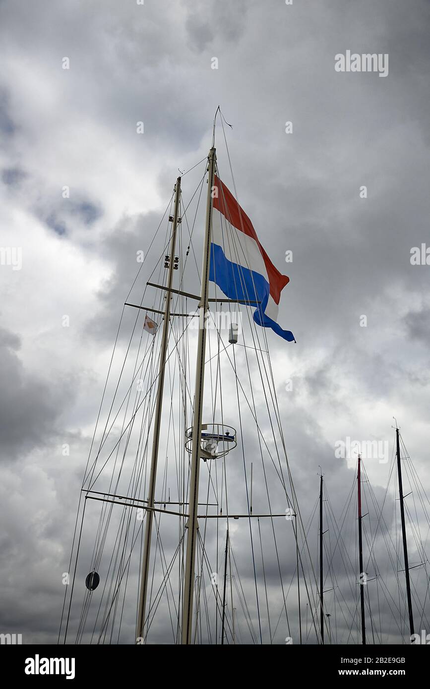 Scheveningen - alberi a vela delle barche a vela nella Volvo Ocean Race con le nuvole nel cielo. ANP COPYRIGHT SASH ALEXANDER Foto Stock