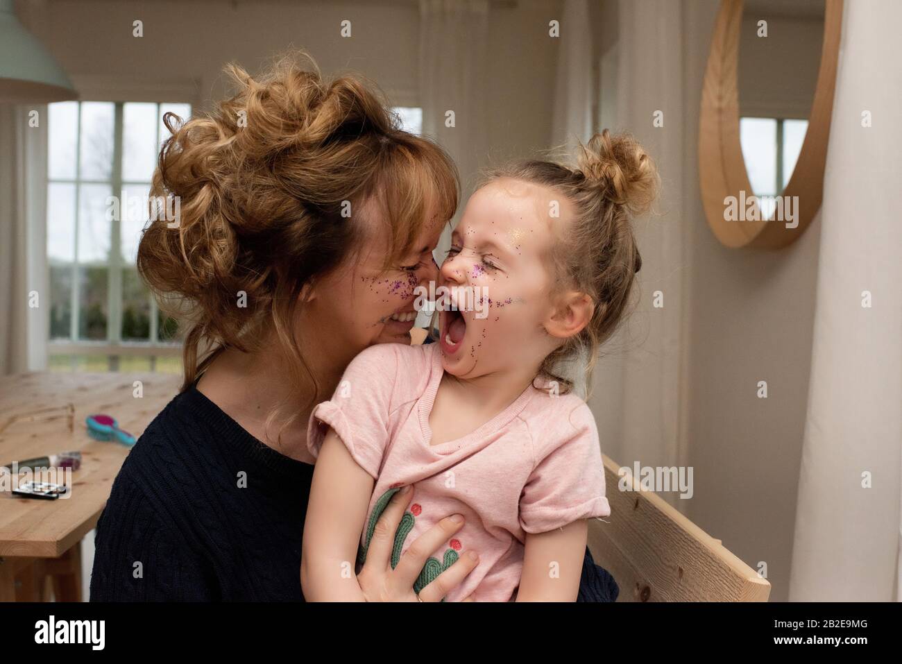 madre una figlia divertirsi giocando vestire con make up a casa Foto Stock