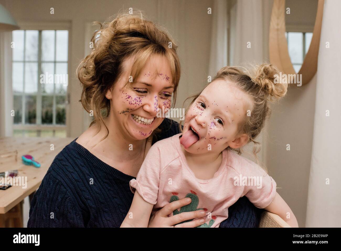 madre e figlia divertirsi giocando vestire a casa Foto Stock