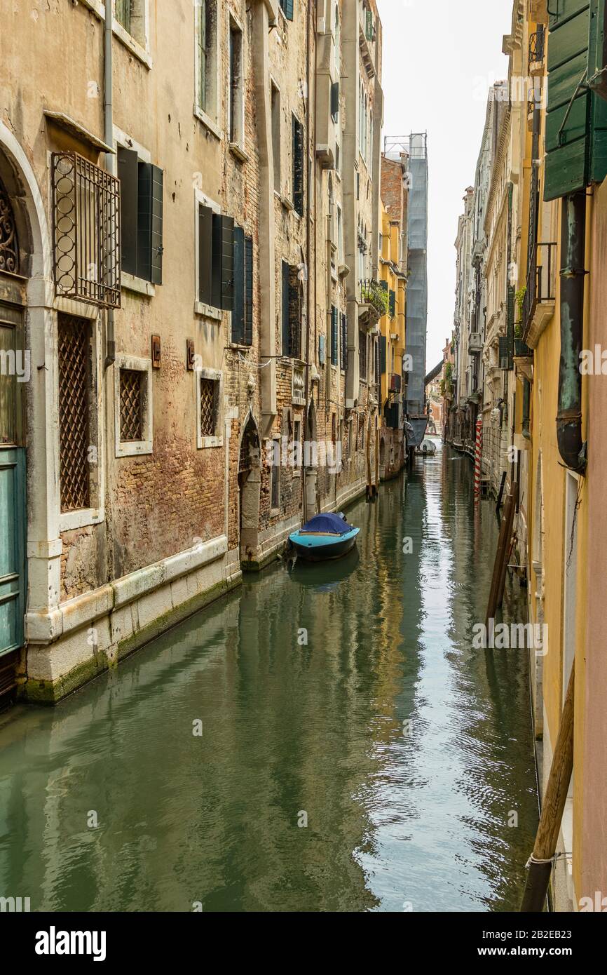 Venezia, ITALIA - 02 agosto 2019: Uno dei migliaia di angoli accoglienti a Venezia in una giornata di sole. Canale stretto sovrafinanziato dal centro storico Foto Stock