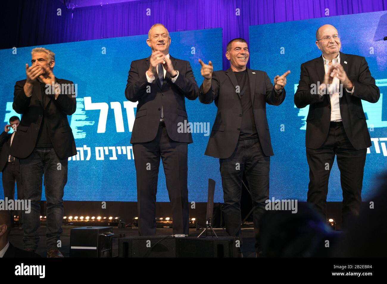 Tel Aviv, Israele. 03rd Mar, 2020. (L-R) i leader dell'alleanza elettorale Blue e White (Kahol Lavan) Yair Lapid, Benny Gantz, Gabi Ashkenazi e Moshe Ya'alon, si sono rivolgere ai sostenitori dopo i primi sondaggi di uscita. Credito: Noam Moskowitz/Dpa/Alamy Live News Foto Stock