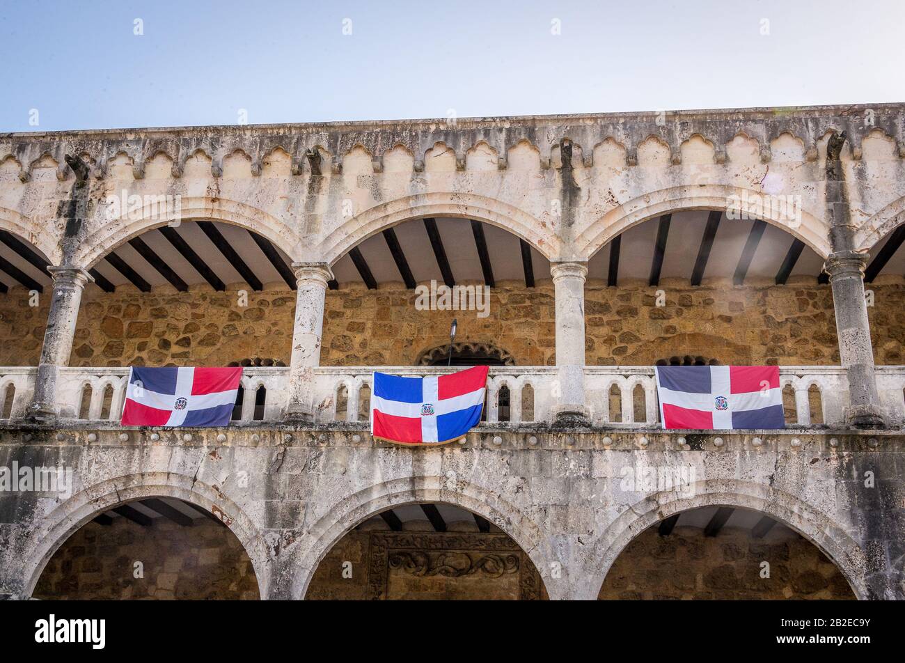 Bandiere nazionali dominicane appese al balcone Foto Stock