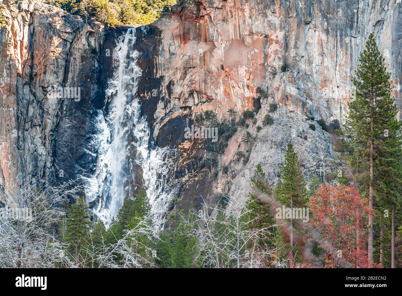 Splendida vista dalla Valle del Parco Nazionale di Yosemite Winter Wonderland con la Cascata di Bridalveil e El Capitan nel dicembre 2019, California, Unite Foto Stock