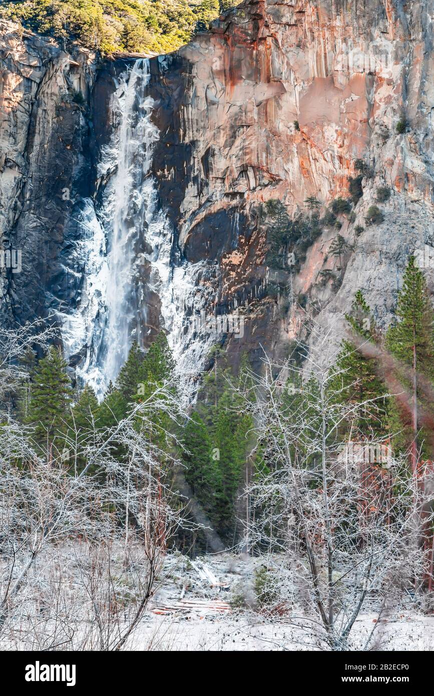 Splendida vista dalla Valle del Parco Nazionale di Yosemite Winter Wonderland con la Cascata di Bridalveil e El Capitan nel dicembre 2019, California, Unite Foto Stock