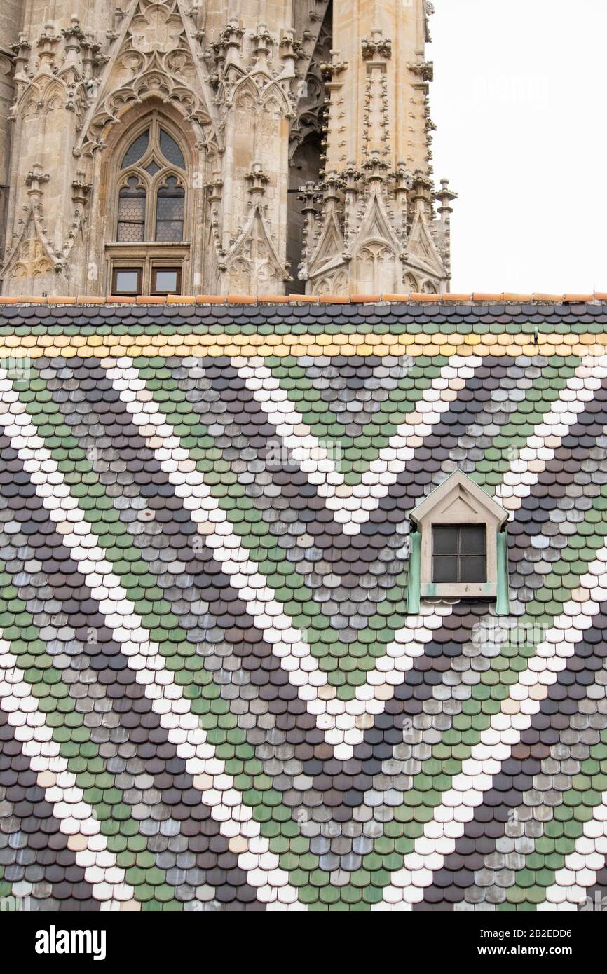 Il tetto in piastrelle dipinto della Cattedrale di Santo Stefano nel centro di Vienna, Austria Foto Stock