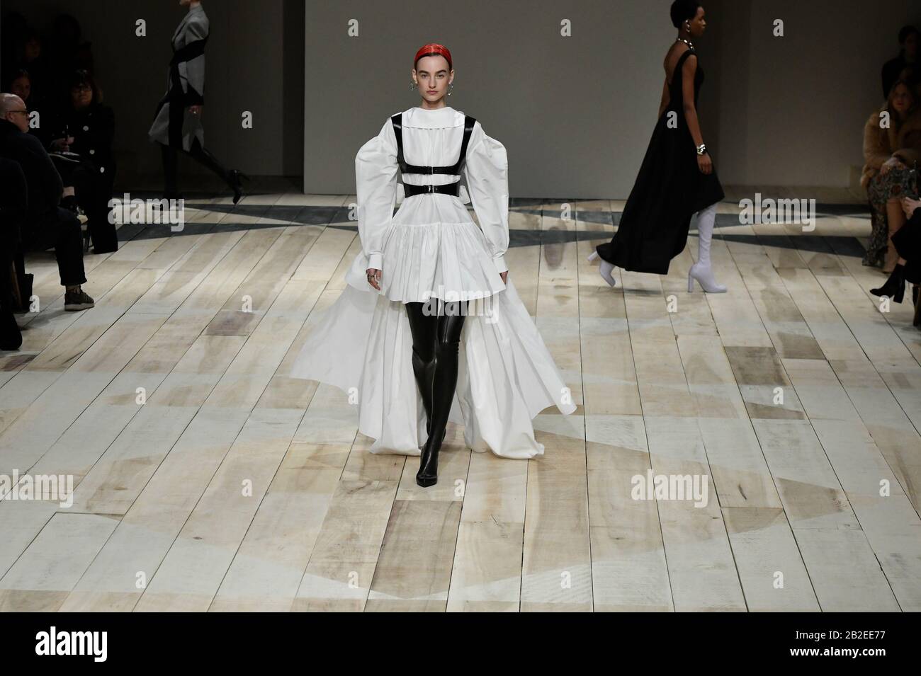 Parigi, Francia. 2nd Mar, 2020. Un modello presenta le creazioni di Alexander McQueen durante La sfilata di moda Ready-to-Wear Collection della Women Autunno-Inverno 2020-2021 a Parigi, Francia, il 2 marzo 2020. Credito: Piero Biasion/Xinhua/Alamy Live News Foto Stock