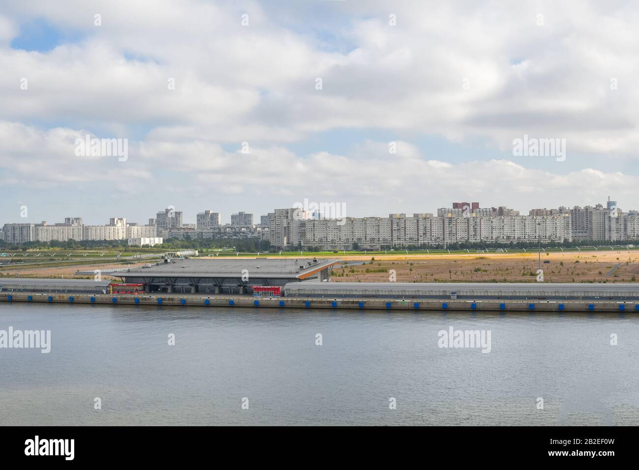 I complessi abitativi dell'epoca sovietica si trovano accanto ai nuovi appartamenti nel porto di San Pietroburgo, Russia Foto Stock