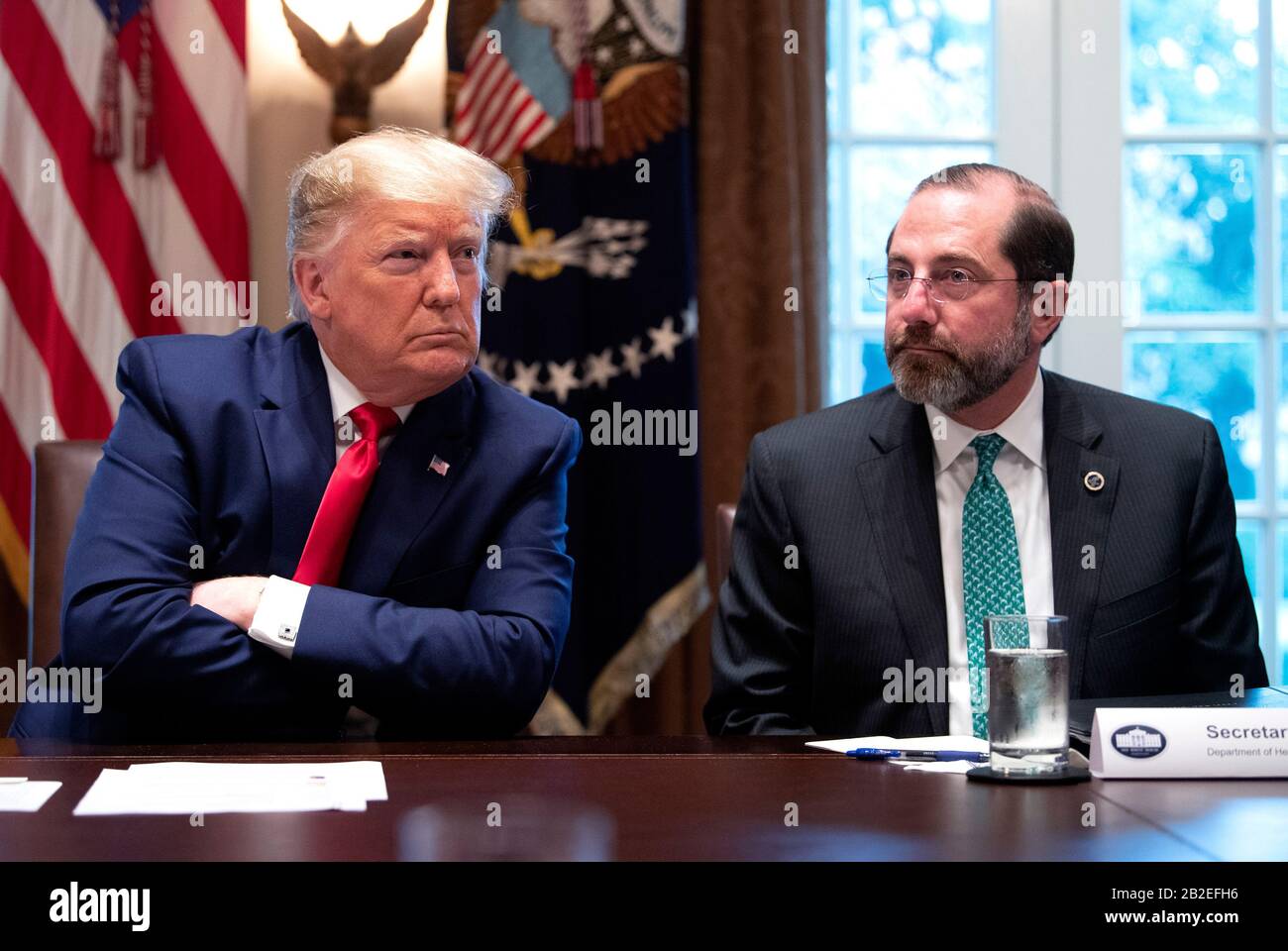 Il Presidente degli Stati Uniti Donald Trump siede accanto al Segretario HHS Alex Azar, mentre incontra la Coronavirus Task Force e i dirigenti farmaceutici, alla Casa Bianca di Washington, DC, il 2 marzo 2020. Credito: Kevin Dietsch/Pool via CNP /MediaPunch Foto Stock