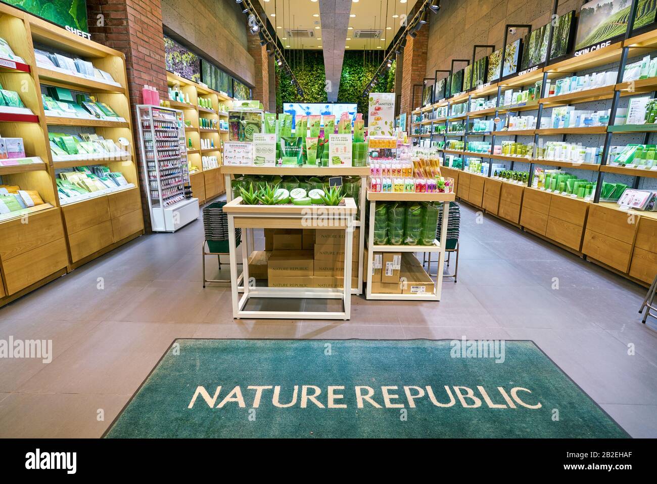 Hong KONG, CINA - CIRCA GENNAIO 2019: Colpo interno di un deposito della Repubblica Naturale a Hong Kong. Nature Republic è un marchio di cosmetici sudcoreani. Foto Stock