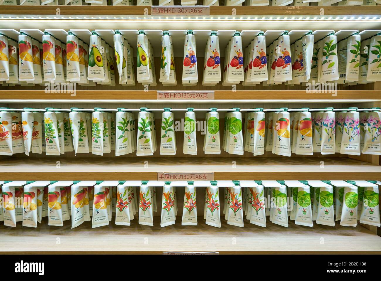 Hong KONG, CINA - CIRCA GENNAIO 2019: Cosmetici in mostra in un negozio della Repubblica Naturale di Hong Kong. Nature Republic è un bran di cosmetici sudcoreani Foto Stock