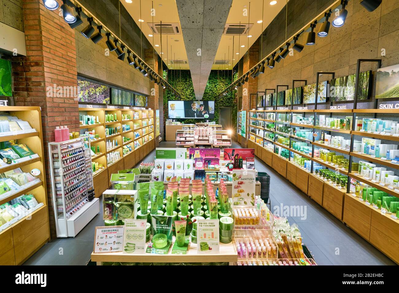 Hong KONG, CINA - CIRCA GENNAIO 2019: Colpo interno di un deposito della Repubblica Naturale a Hong Kong. Nature Republic è un marchio di cosmetici sudcoreani. Foto Stock