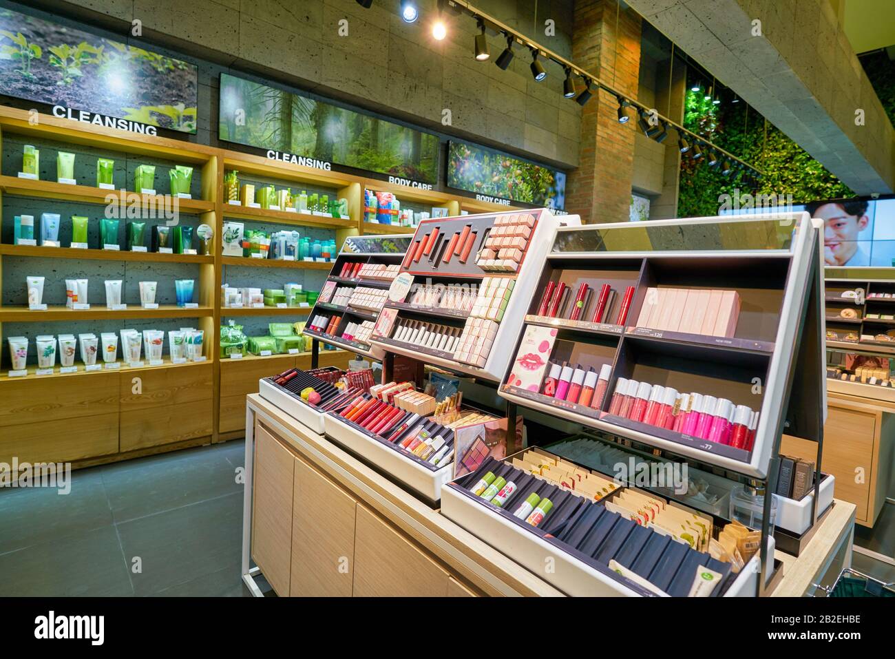 Hong KONG, CINA - CIRCA GENNAIO 2019: Colpo interno di un deposito della Repubblica Naturale a Hong Kong. Nature Republic è un marchio di cosmetici sudcoreani. Foto Stock