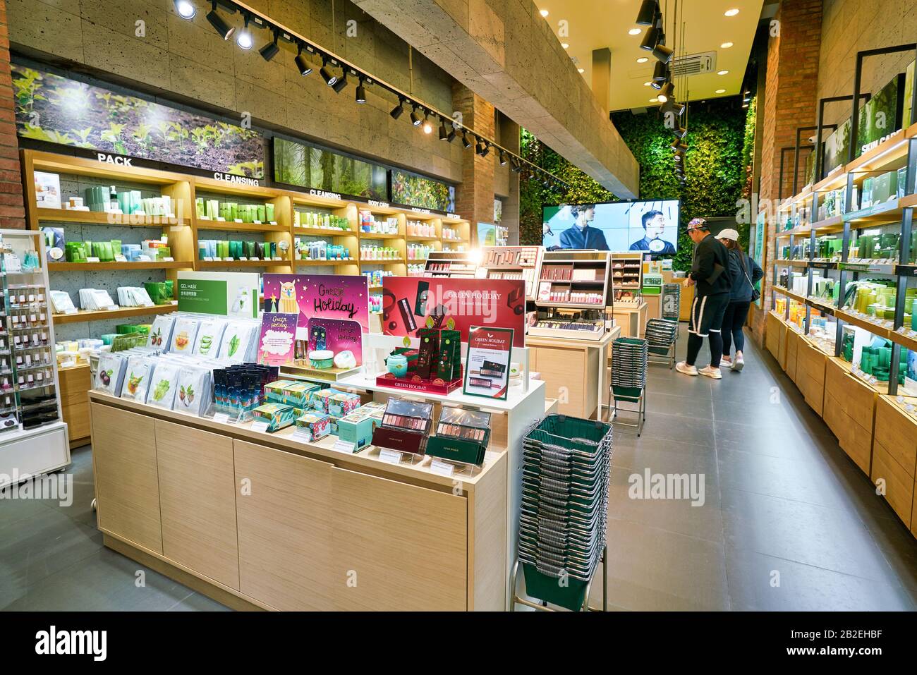 Hong KONG, CINA - CIRCA GENNAIO 2019: Colpo interno di un deposito della Repubblica Naturale a Hong Kong. Nature Republic è un marchio di cosmetici sudcoreani. Foto Stock