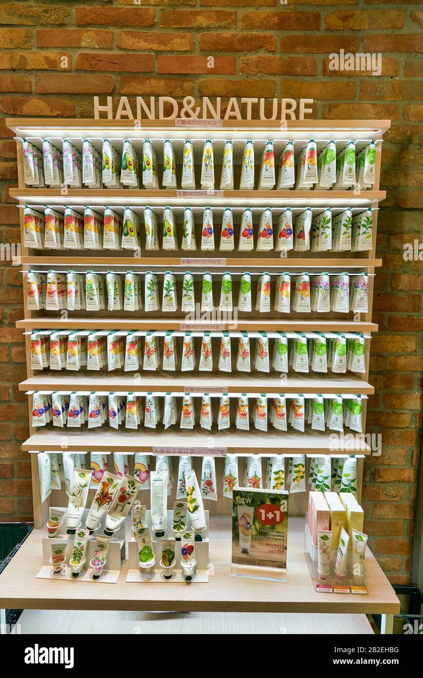 Hong KONG, CINA - CIRCA GENNAIO 2019: Cosmetici in mostra in un negozio della Repubblica Naturale di Hong Kong. Nature Republic è un bran di cosmetici sudcoreani Foto Stock