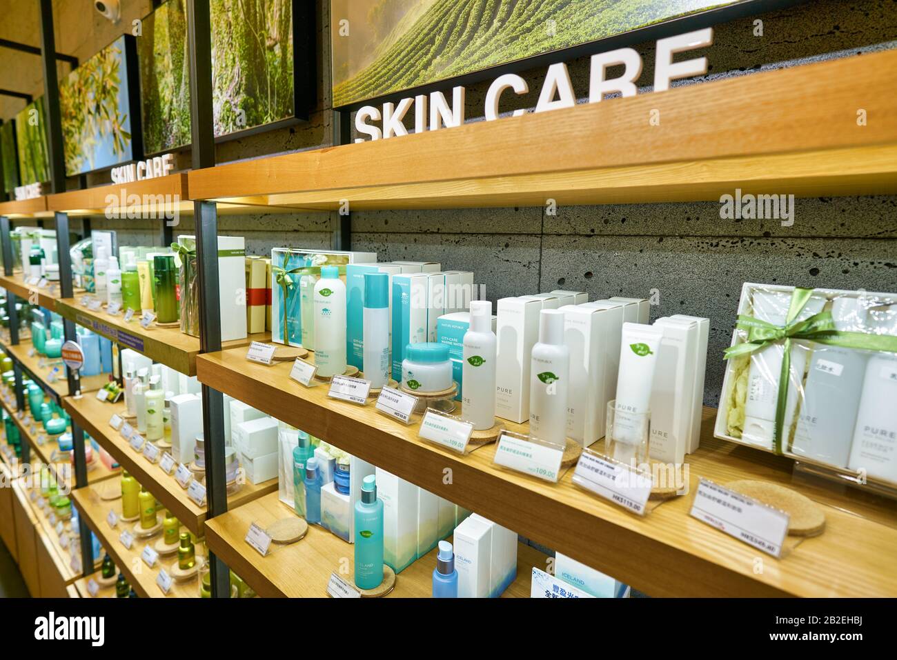 Hong KONG, CINA - CIRCA GENNAIO 2019: Cosmetici in mostra in un negozio della Repubblica Naturale di Hong Kong. Nature Republic è un bran di cosmetici sudcoreani Foto Stock
