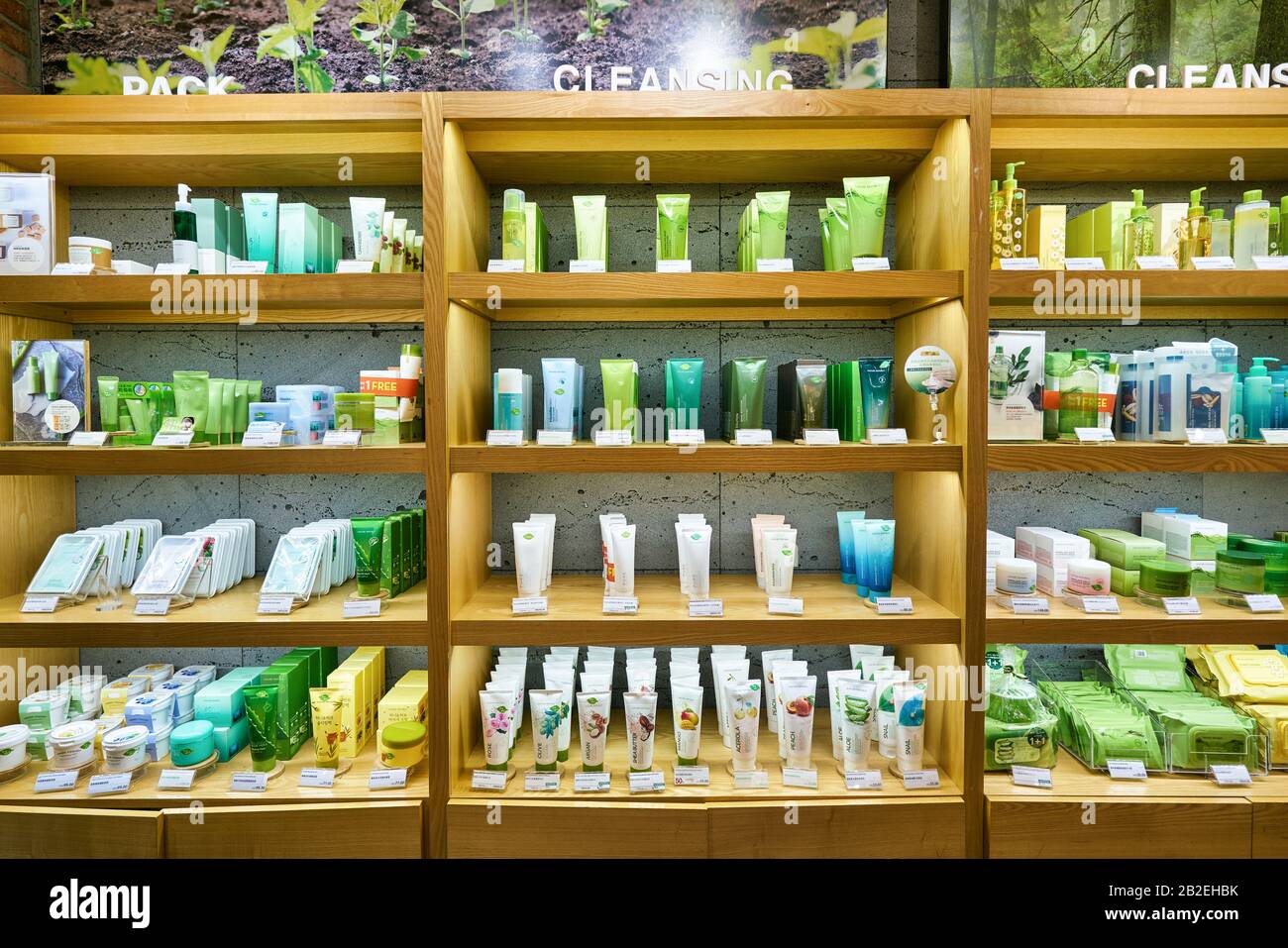 Hong KONG, CINA - CIRCA GENNAIO 2019: Cosmetici in mostra in un negozio della Repubblica Naturale di Hong Kong. Nature Republic è un bran di cosmetici sudcoreani Foto Stock