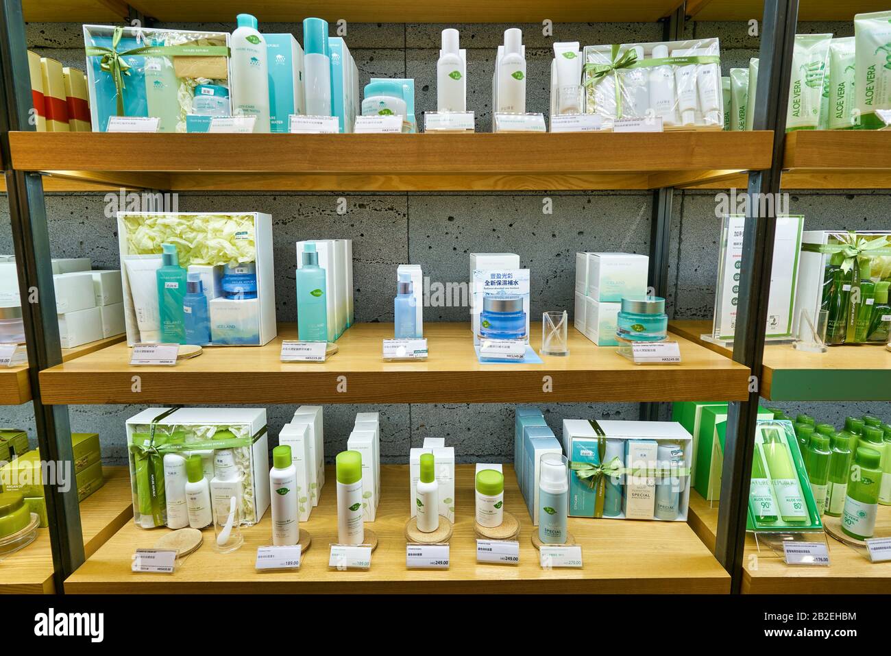 Hong KONG, CINA - CIRCA GENNAIO 2019: Cosmetici in mostra in un negozio della Repubblica Naturale di Hong Kong. Nature Republic è un bran di cosmetici sudcoreani Foto Stock