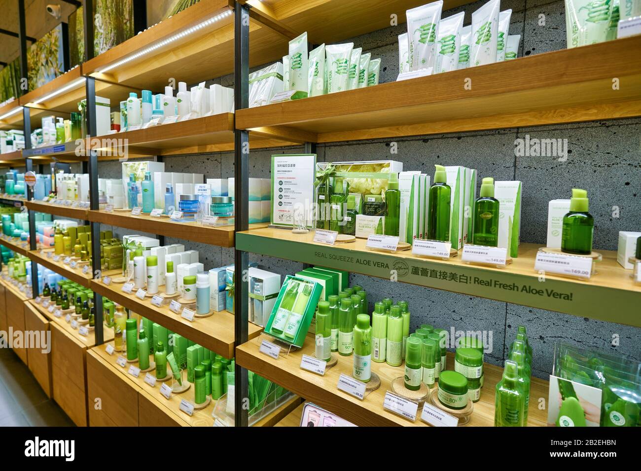 Hong KONG, CINA - CIRCA GENNAIO 2019: Cosmetici in mostra in un negozio della Repubblica Naturale di Hong Kong. Nature Republic è un bran di cosmetici sudcoreani Foto Stock